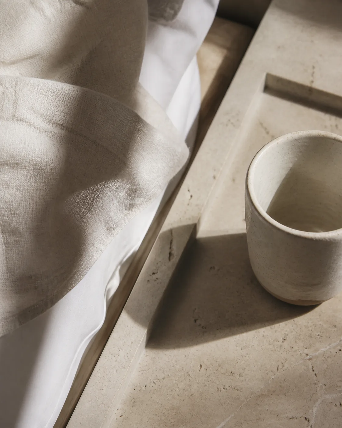 Morgenlicht auf Leinen, Keramik und Naturstein